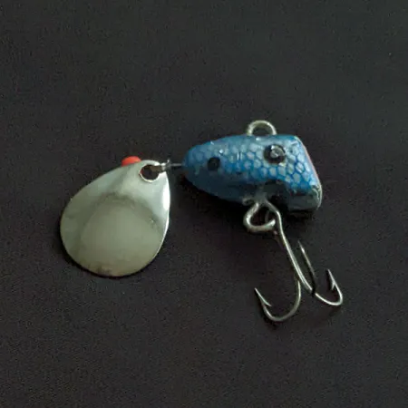 Chas M Six Tackle Little Suzy, 21g, modré šupiny, tail spinner #21917