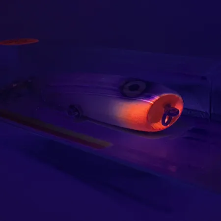 Luhr Jensen P.J.POP Dřevěný popper, White Pearl/Orange, 17g, ruční, #6046